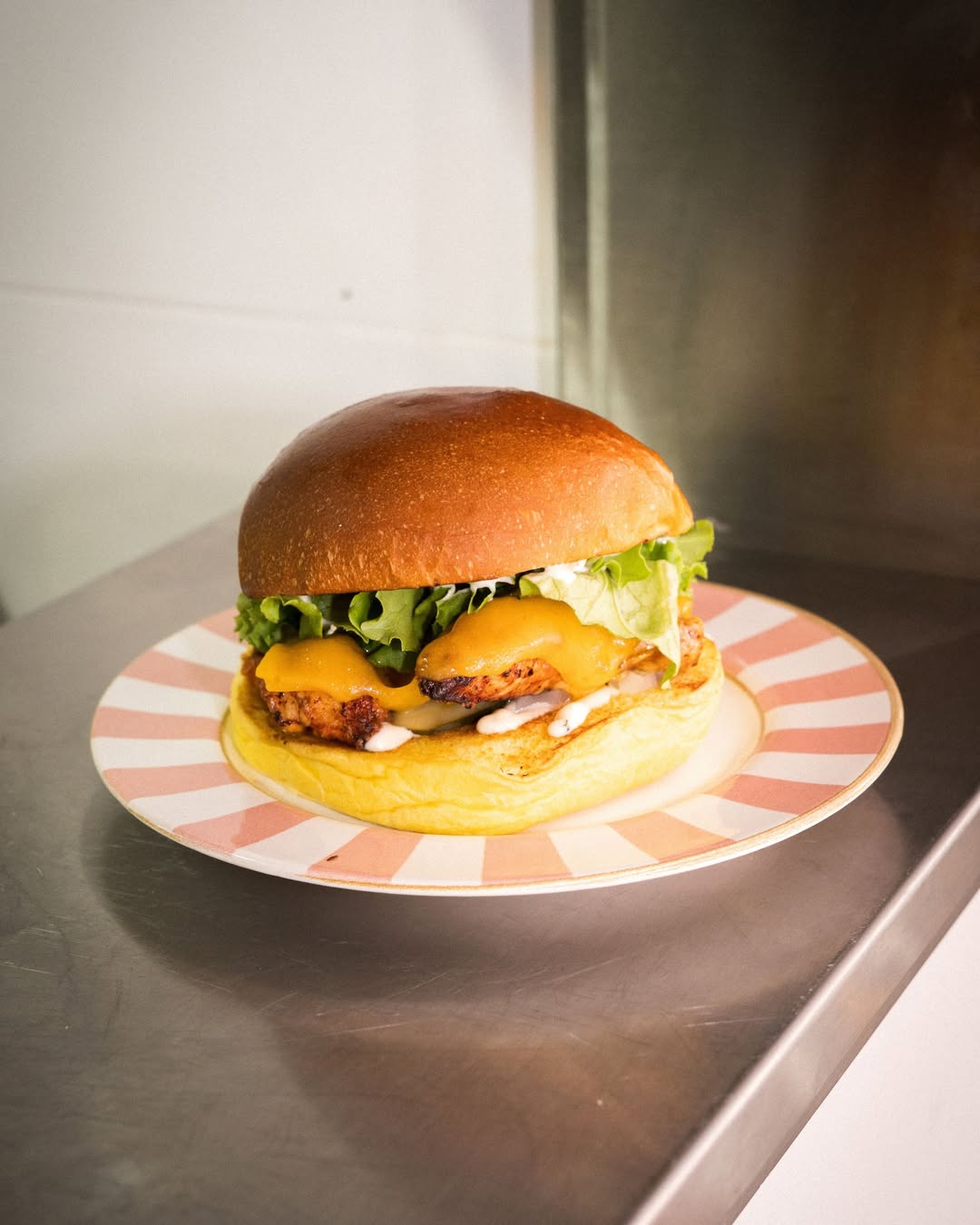 De Paris para Cascais. Pigalle abre portas com smash burgers, cocktails criativos e muito mais