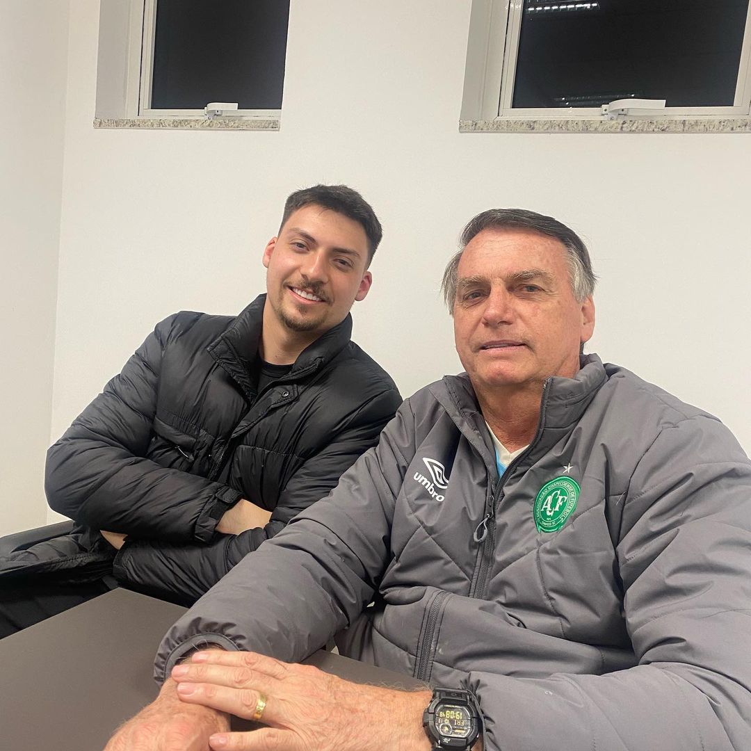 Filho de Bolsonaro “é gay” e não gosta de usar preservativo. “Profissional no sexo oral”