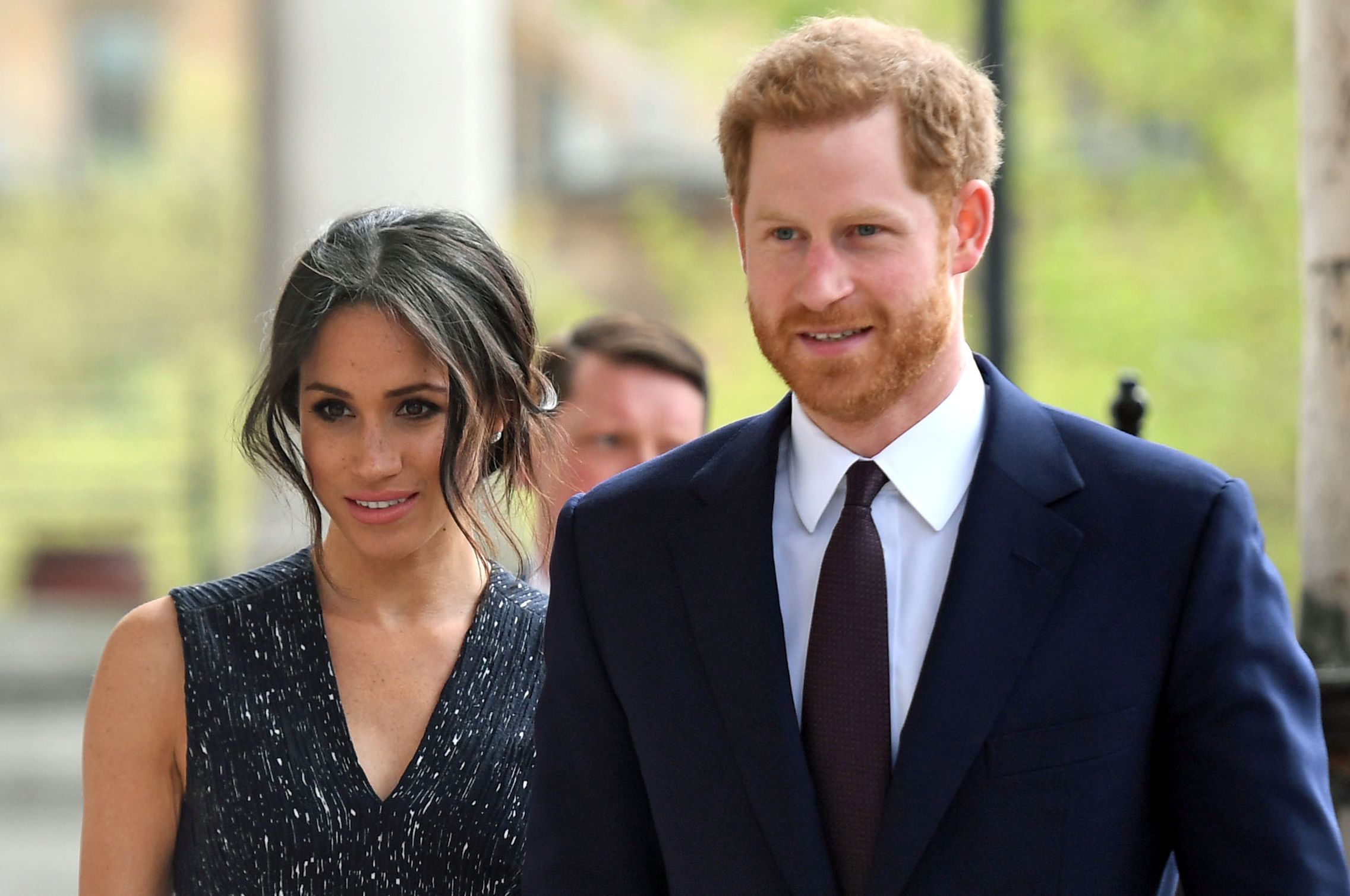Príncipe Harry emociona-se em tribunal ao falar da perseguição mediática à mulher. “Tornaram a vida da Meghan um inferno”