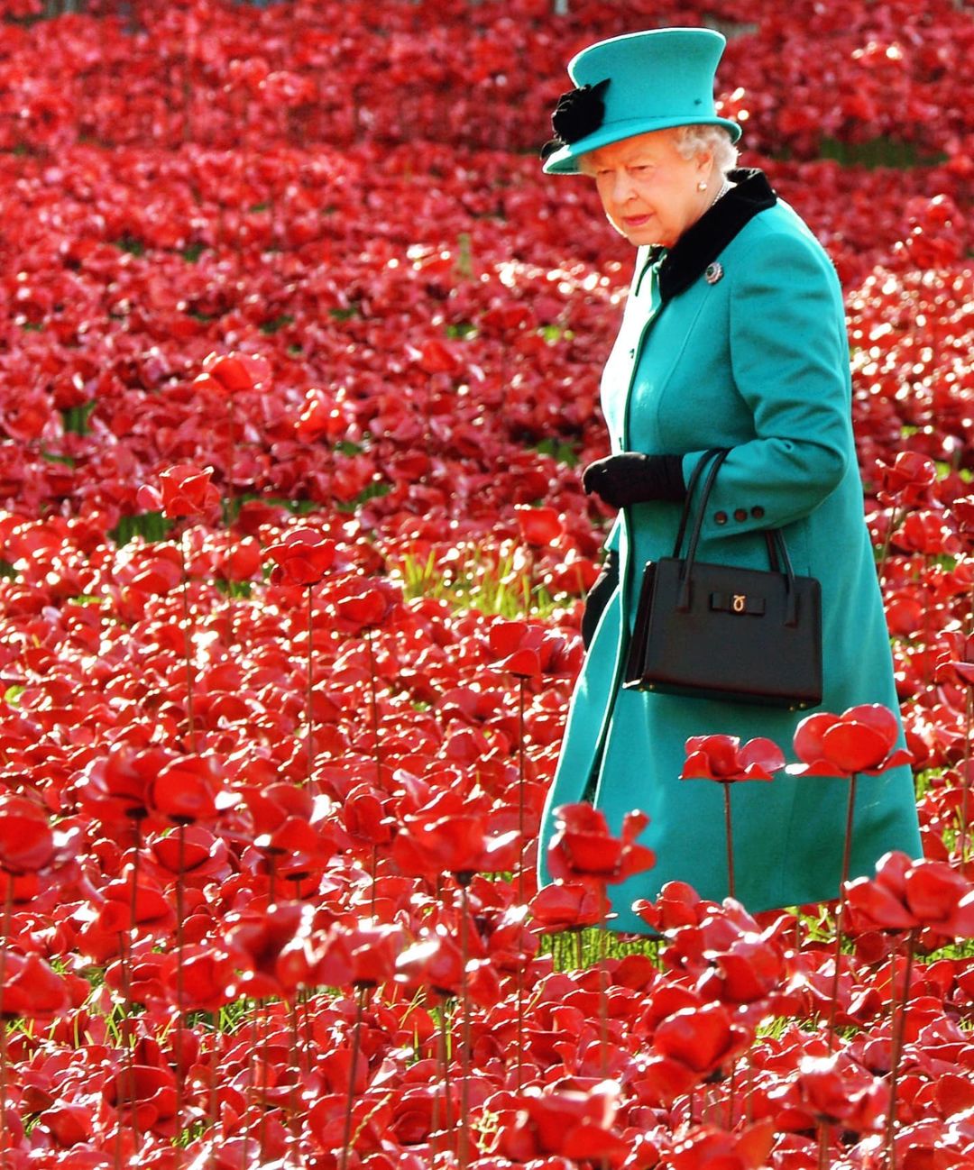 Rainha Isabel II testa positivo à COVID-19. Monarca de 95 anos tem sintomas leves