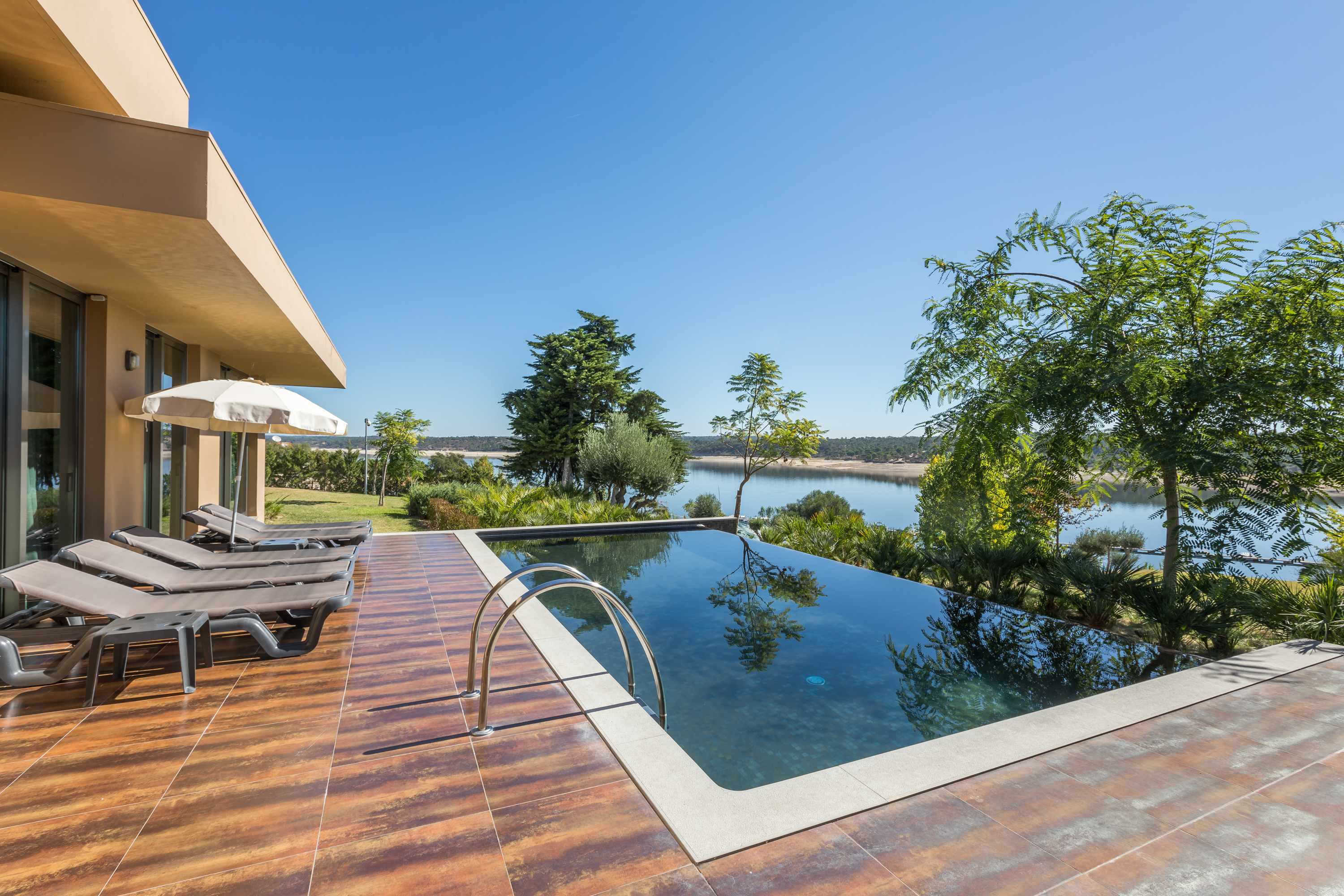 Crítica. Piscina privada e refeições de luxo com vista para a barragem o Lago Montargil — a escapadinha perfeita