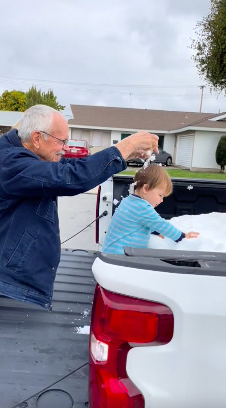 Bisavós transportaram neve na carrinha durante 160 km só para o bisneto a ver pela primeira vez. Veja o vídeo