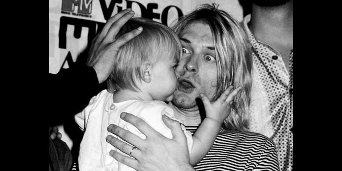 Filha de Kurt Cobain casa-se com filho de Tony Hawk