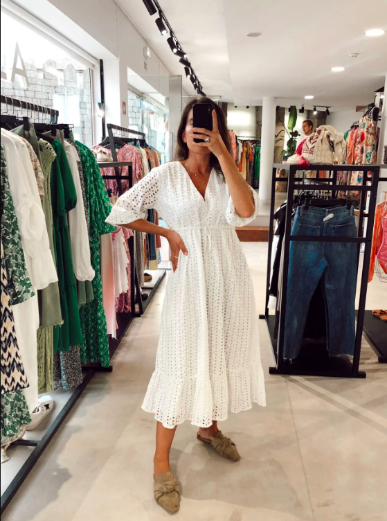 Estamos apaixonados por este vestido branco da Viela (a loja que conhece das redes de Madalena Abecasis)