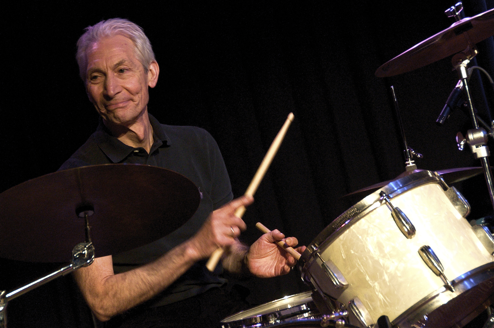 Morreu Charlie Watts, o baterista dos Rolling Stones
