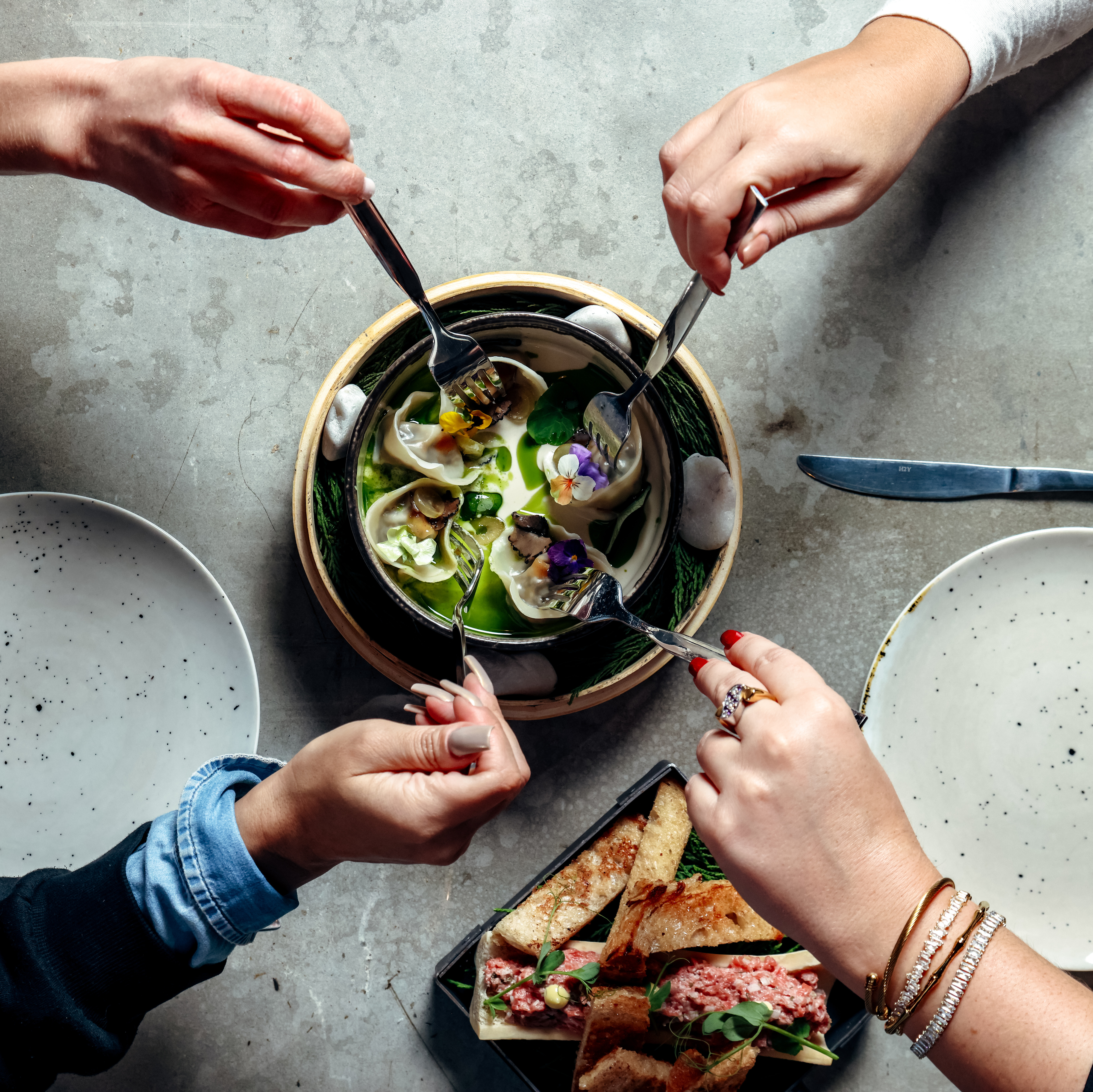 Há novos pratos de cozinha do mundo no Mojjo (como uma sobremesa “de babar e chorar por mais”)