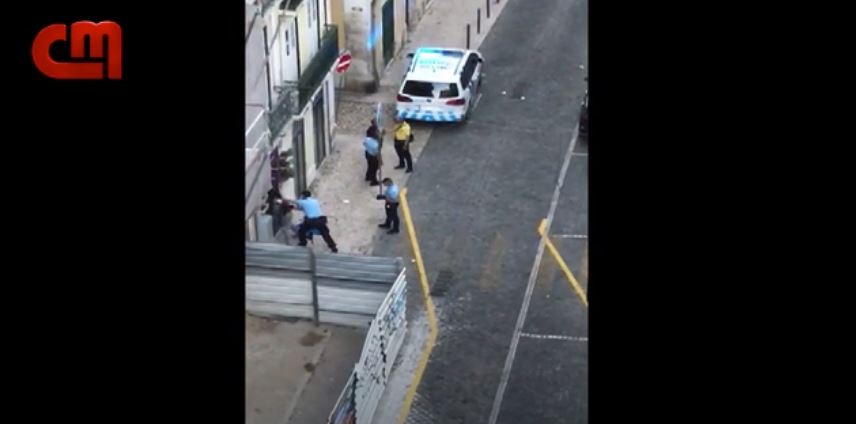 Violência no centro de Lisboa. Agente da PSP filmado a empurrar homem contra uma porta