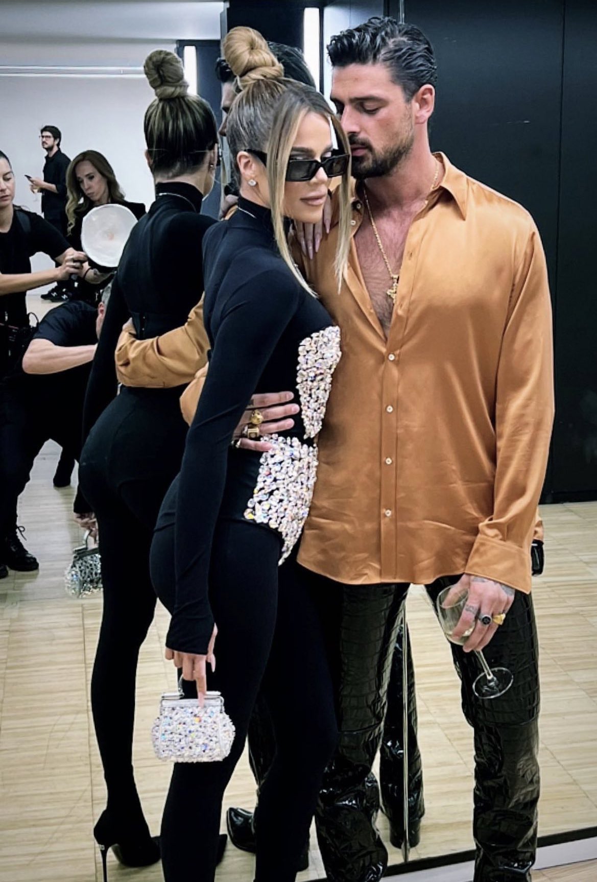 Khloé Kardashian aparece ao lado do ator de “365 Dias”. Fãs especulam se já superou o ex-namorado