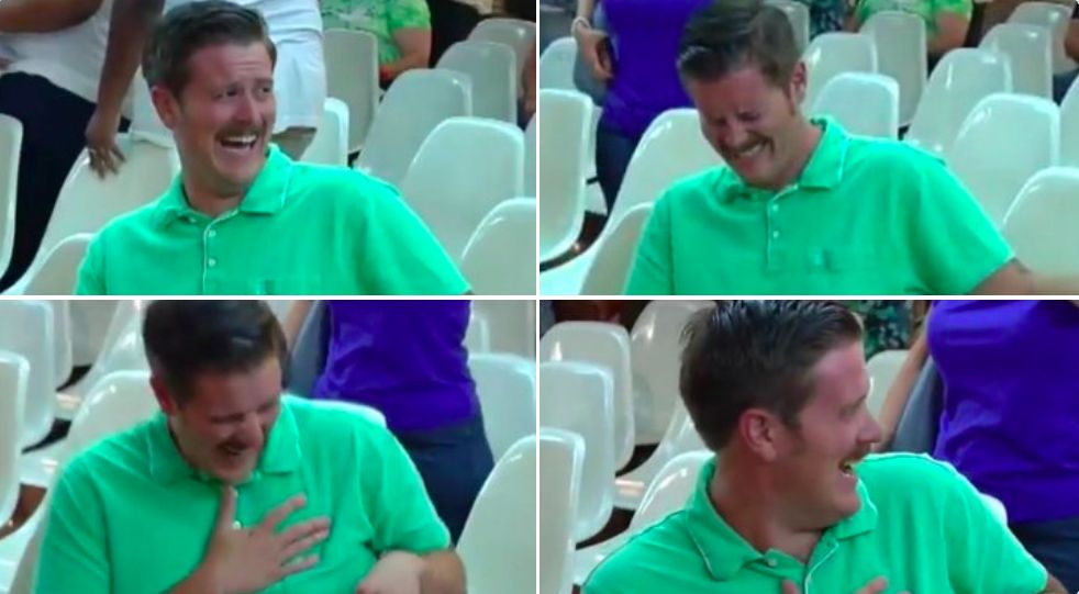 O homem de T-shirt verde que se ri descontroladamente dos apoiantes de Trump é o novo fenómeno na Internet