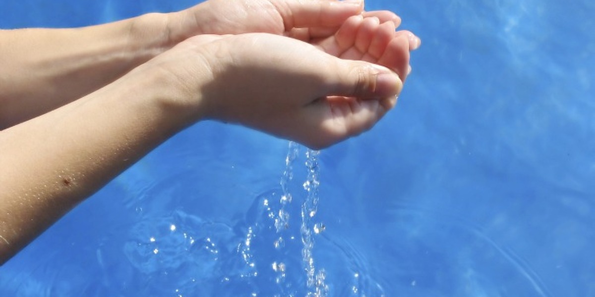 Вода в руках. Женская рука в воде фото. Вода в руках картинки. Фото девушки с водой в руках. Включи руки вода