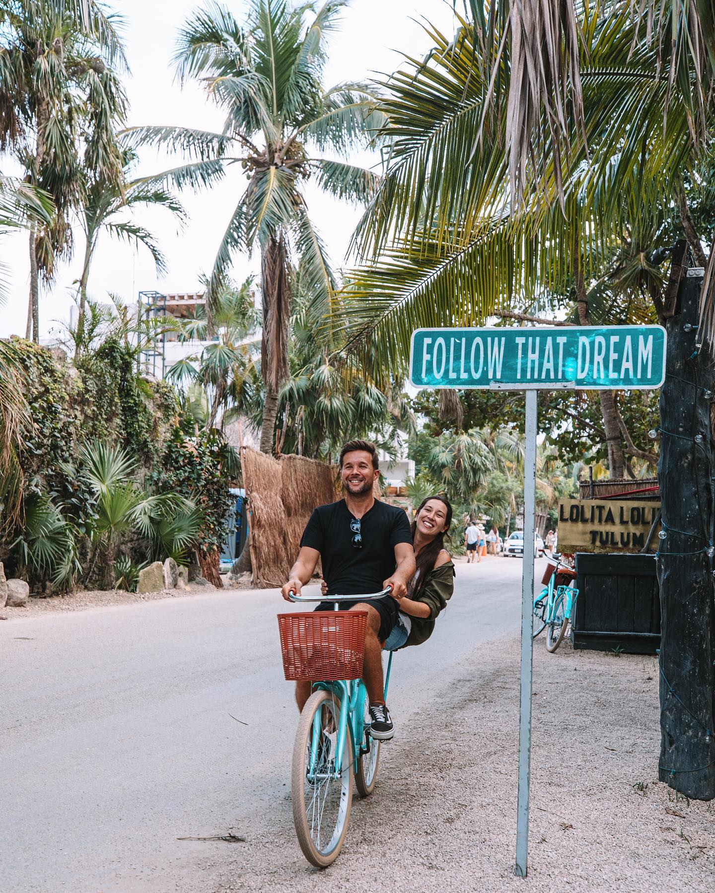 Casaram, deixaram tudo o que tinham para trás e foram de lua de mel durante um ano