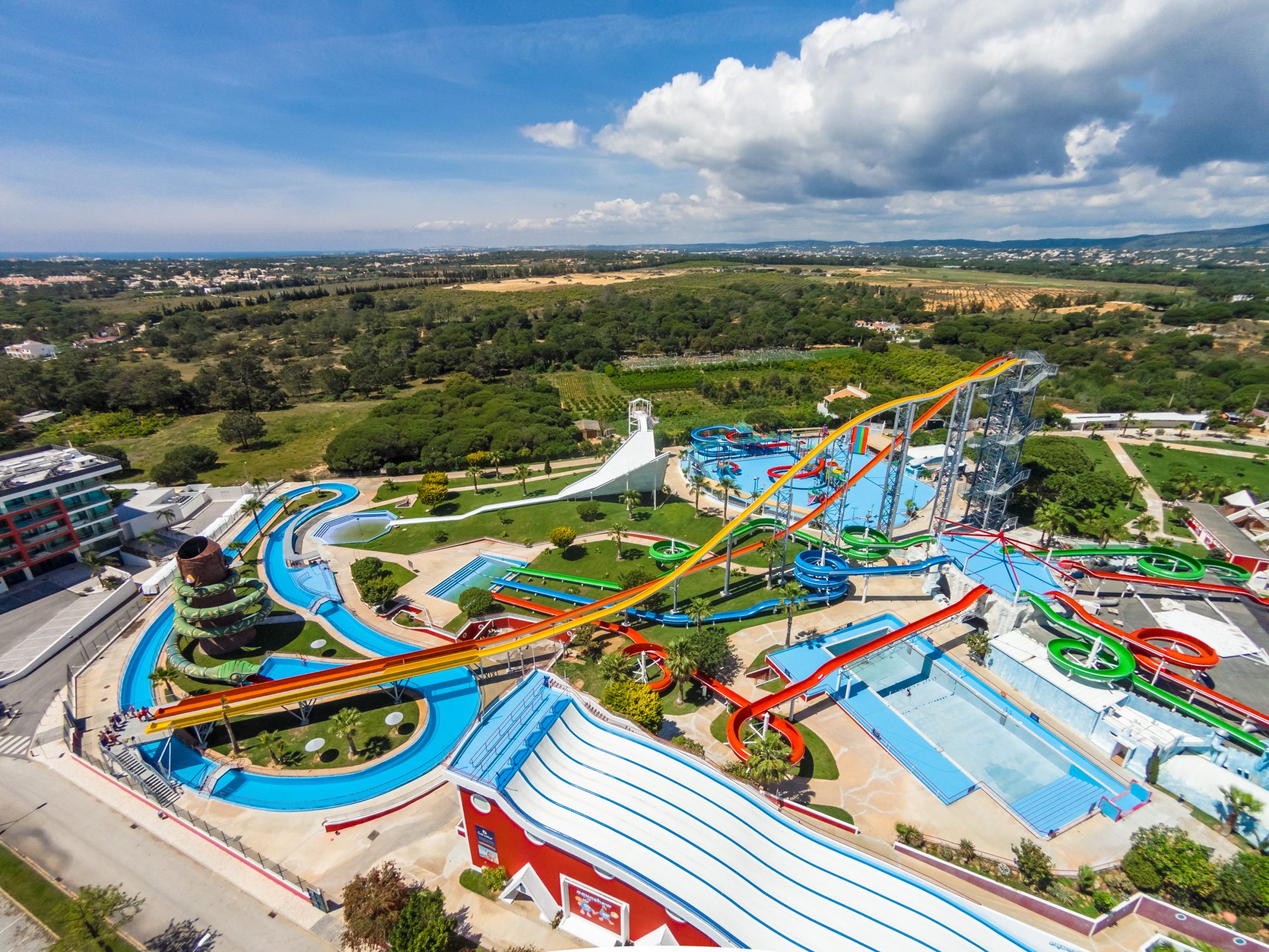 Começam a reabrir os parques aquáticos (o AquaShow Park regressa a 1 de maio)