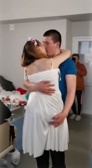 Esta enfermeira ucraniana perdeu as pernas na guerra — mas nada a impediu de dançar no seu casamento