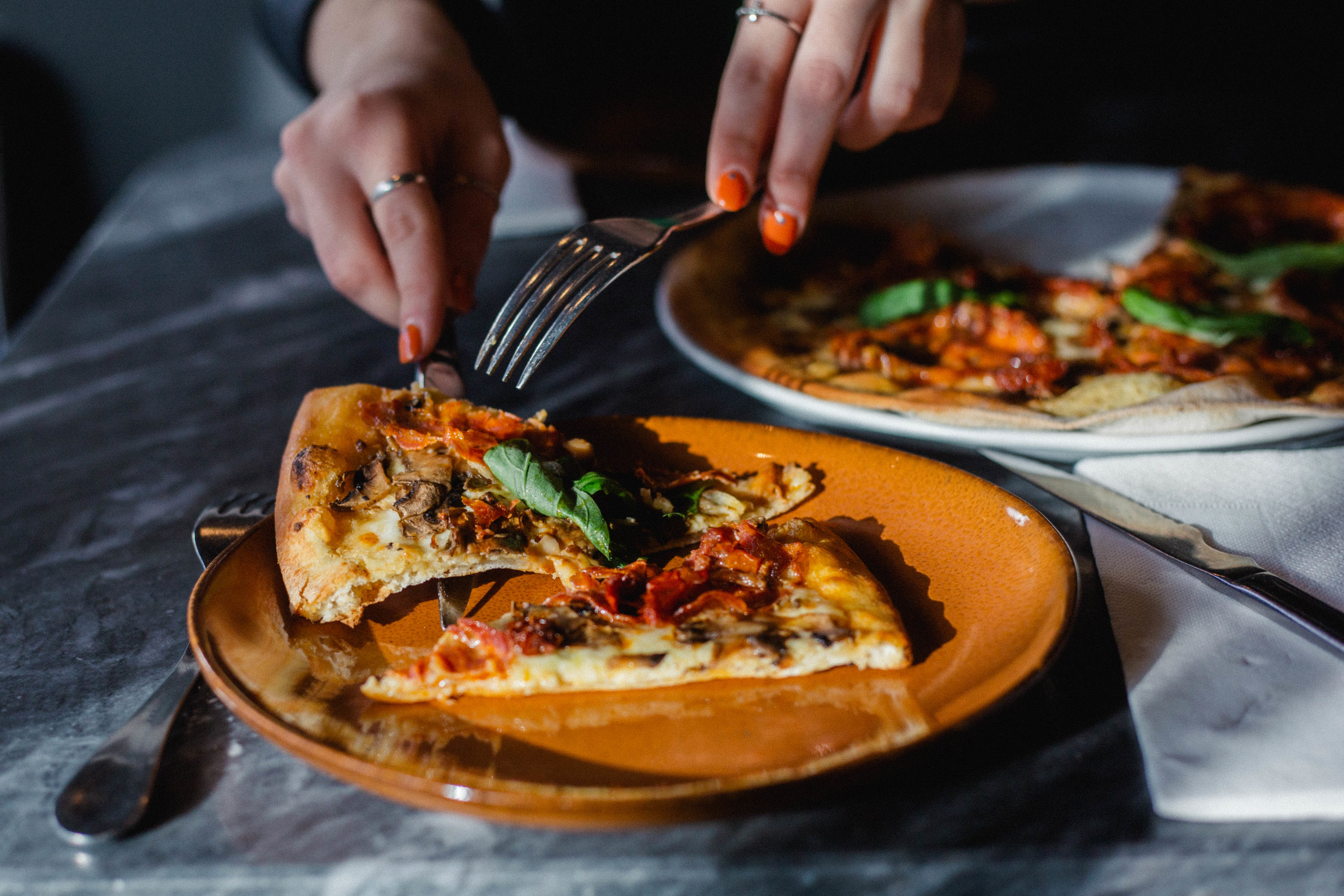 3 coisas que sempre ouviu dizer sobre comer pizza (e não são verdade)