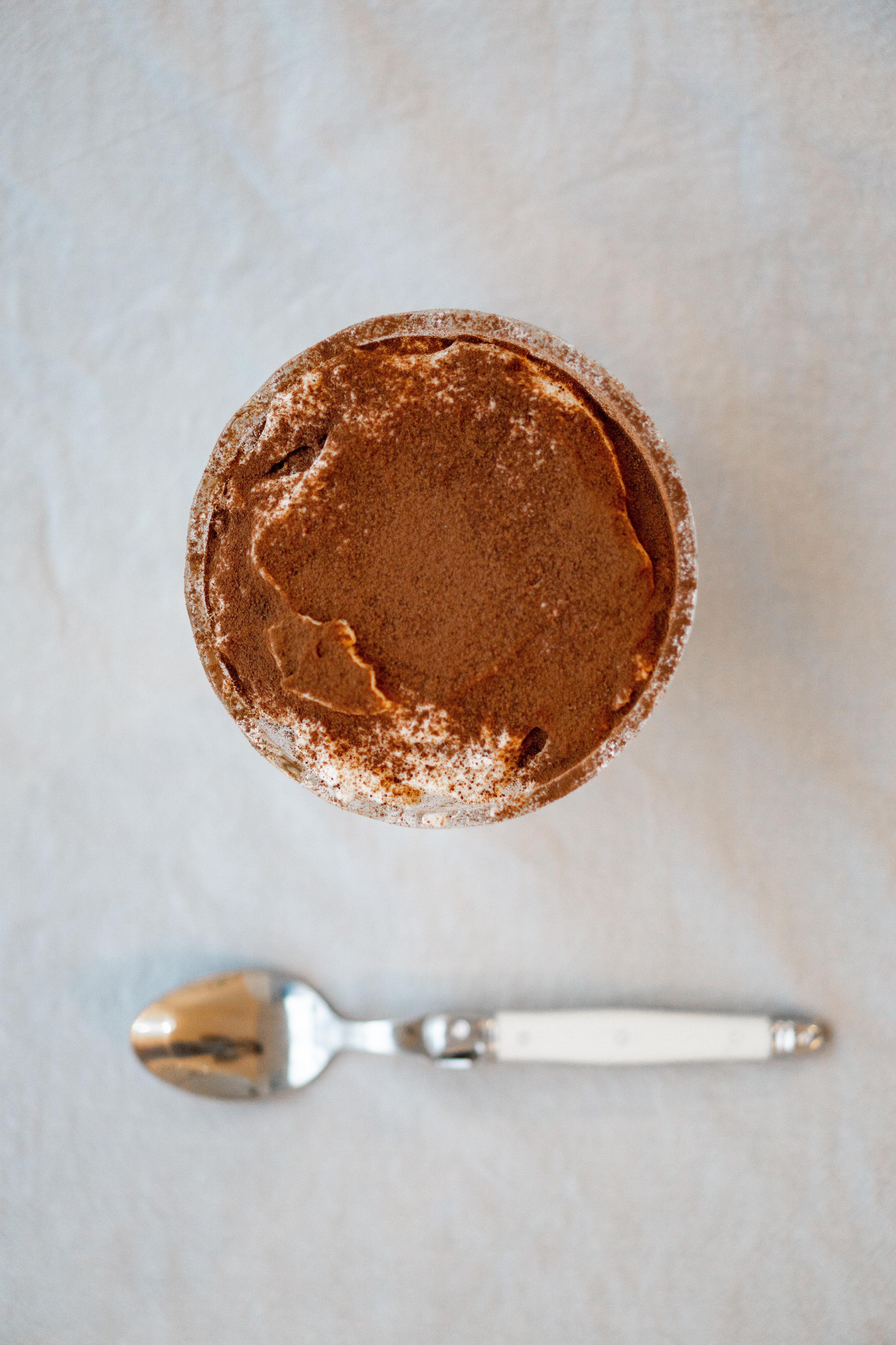 Este gelado é barato, saudável, tem chocolate crocante e faz-se enquanto o Diabo esfrega um olho