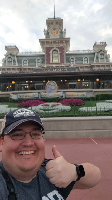 Este homem visitou todos os parques temáticos da Disney no Mundo em 12 dias. Andou em 216 atrações
