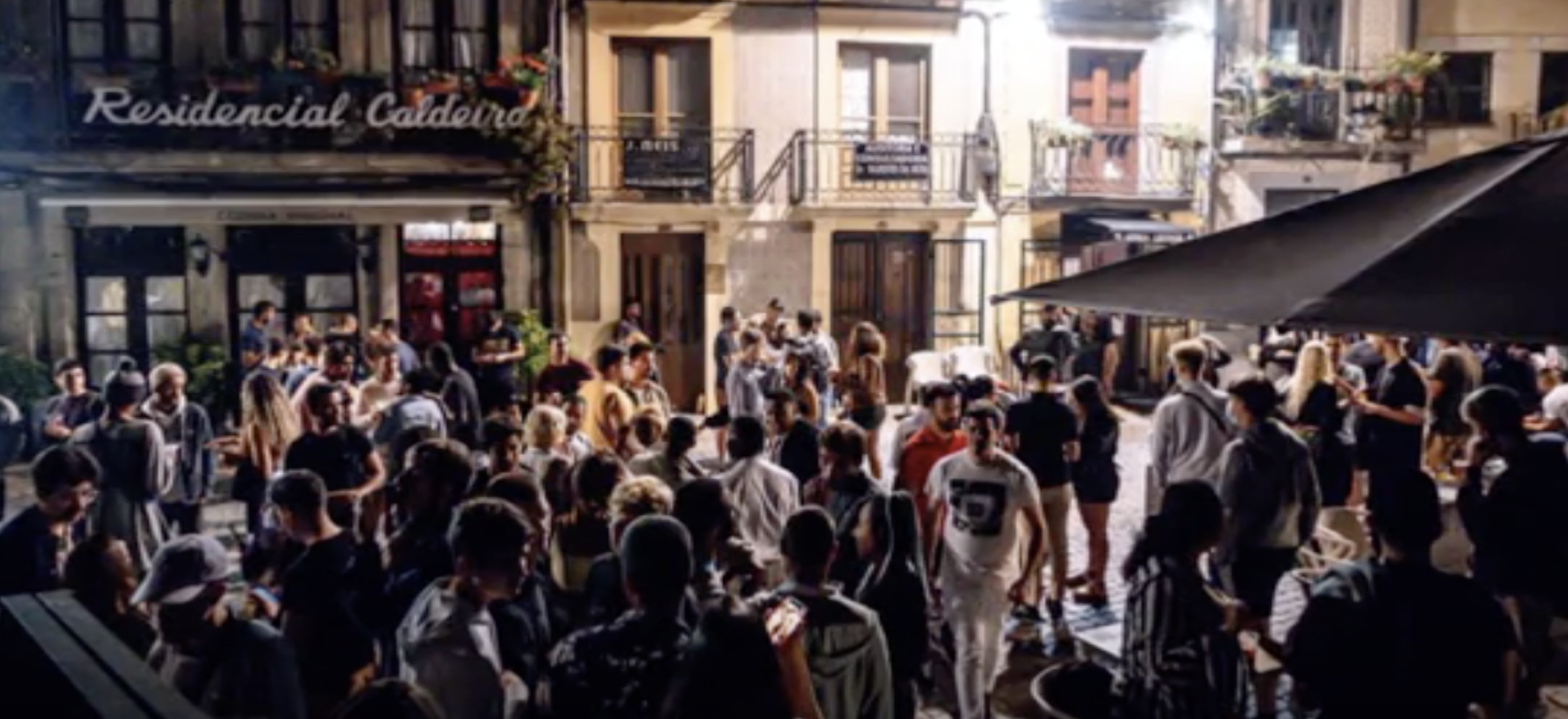 300 pessoas (na maioria jovens) juntam-se na noite do Porto sem máscara (nem distanciamento social)