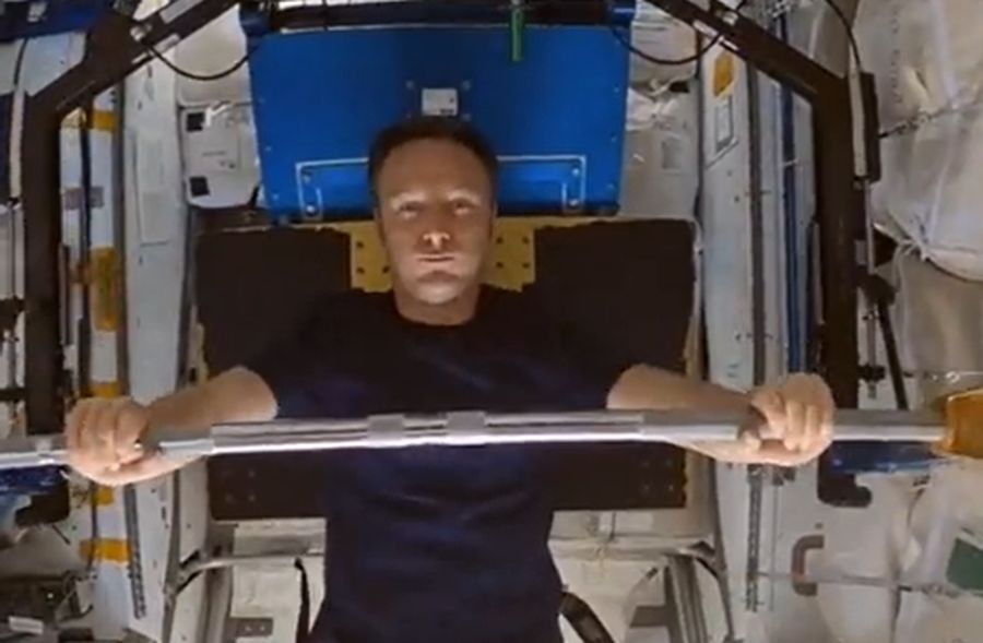 Quantas horas de exercício diário precisa para ficar em forma? Duas se estiver no espaço