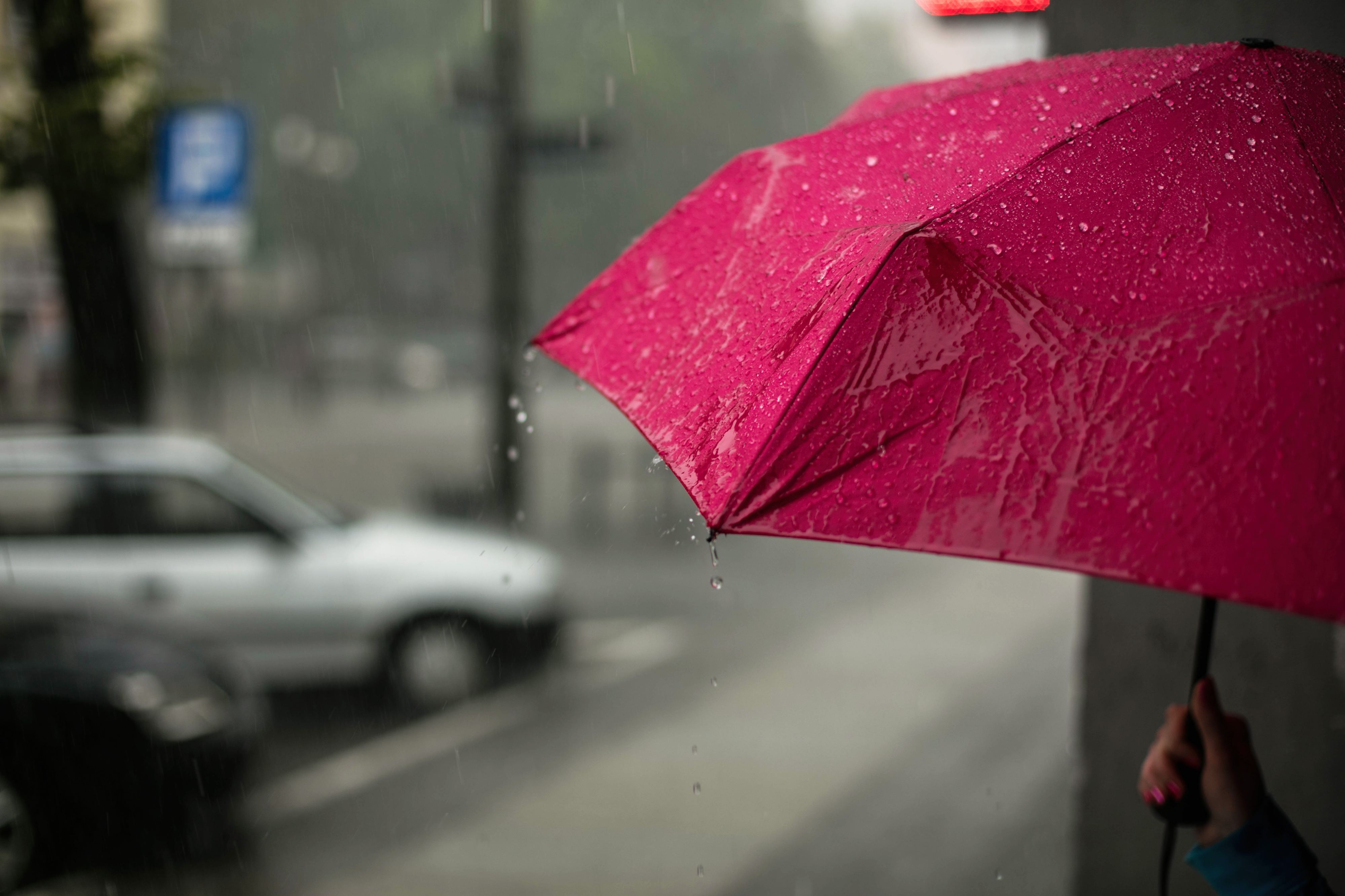 Já tirou a gabardine e as botas do armário? Vêm aí 9 dias seguidos de chuva