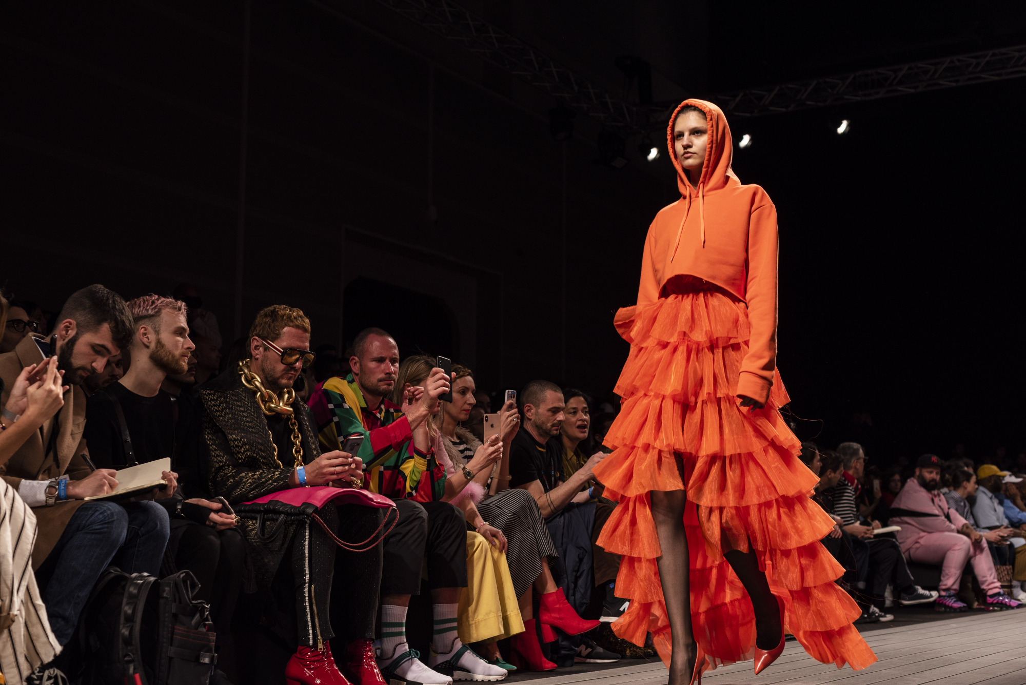 Crítica. Gonçalo Peixoto desenha outono/inverno em tons de cor de laranja e roxo