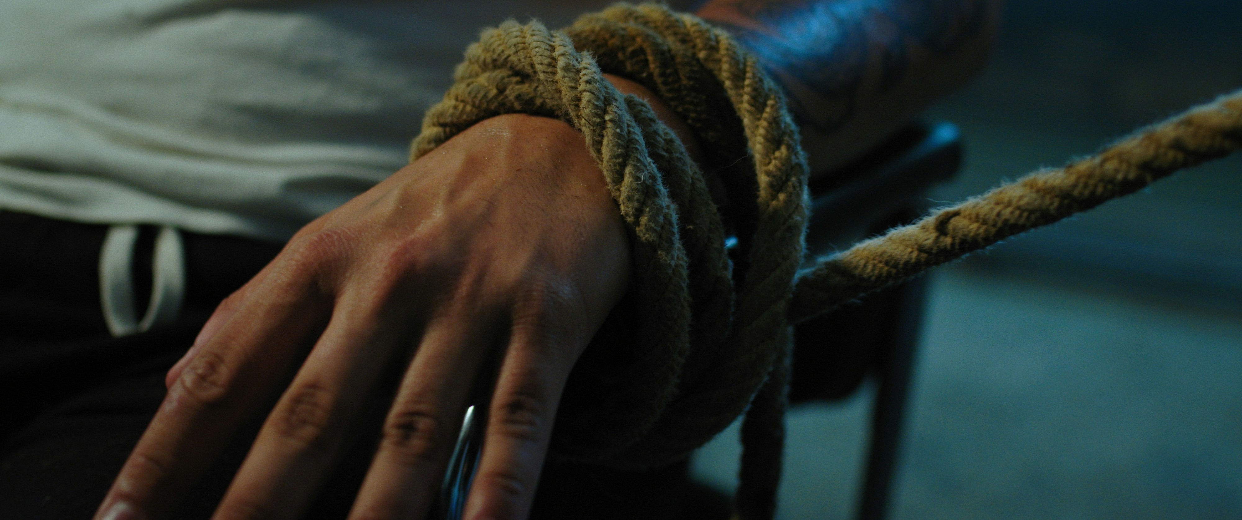 Mulher fecha o namorado num armazém durante 4 dias sem comida e sem água