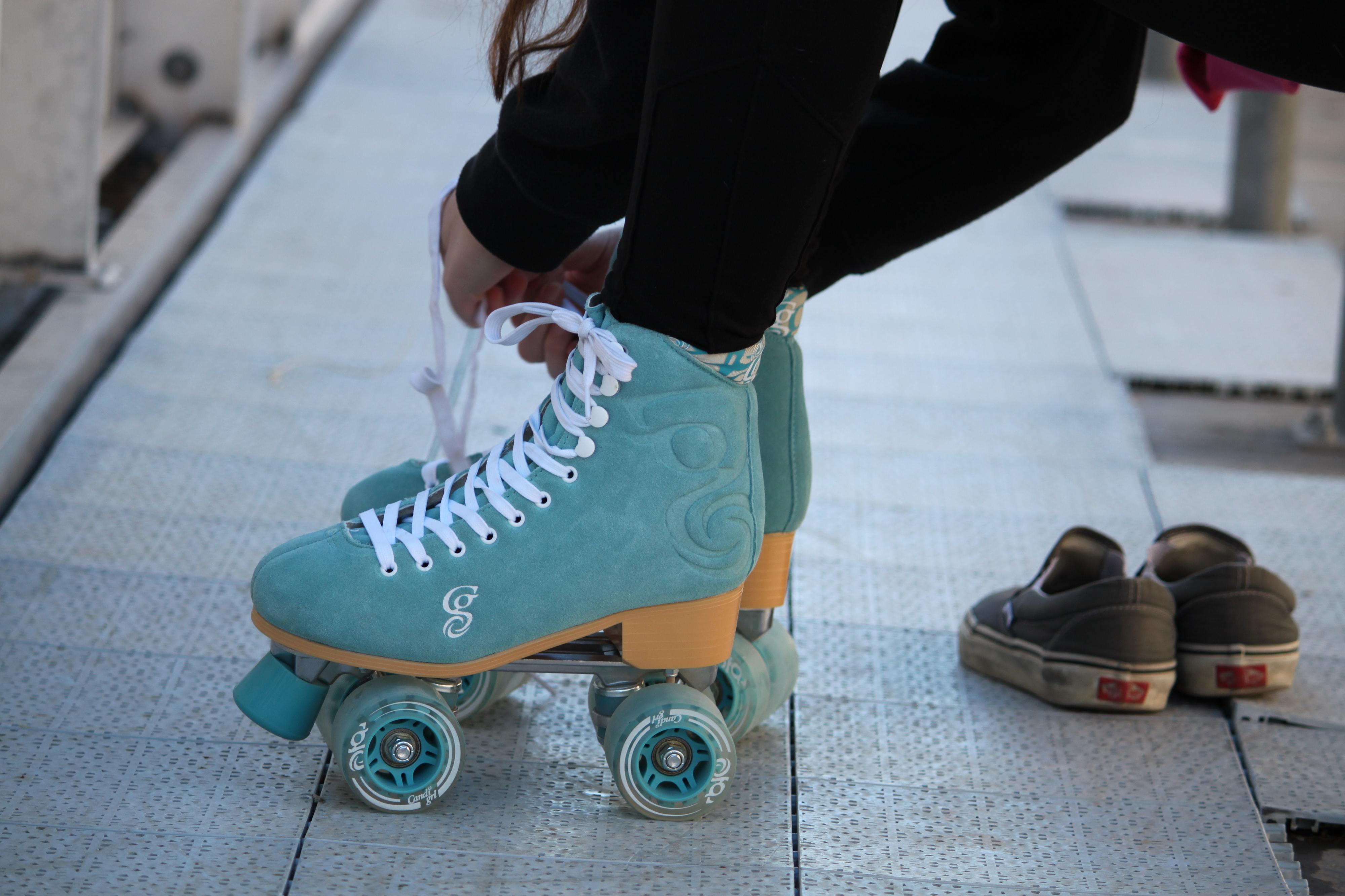 Sabia que andar de patins de rodas paralelas trabalha os glúteos? 5 regras para começar a praticar