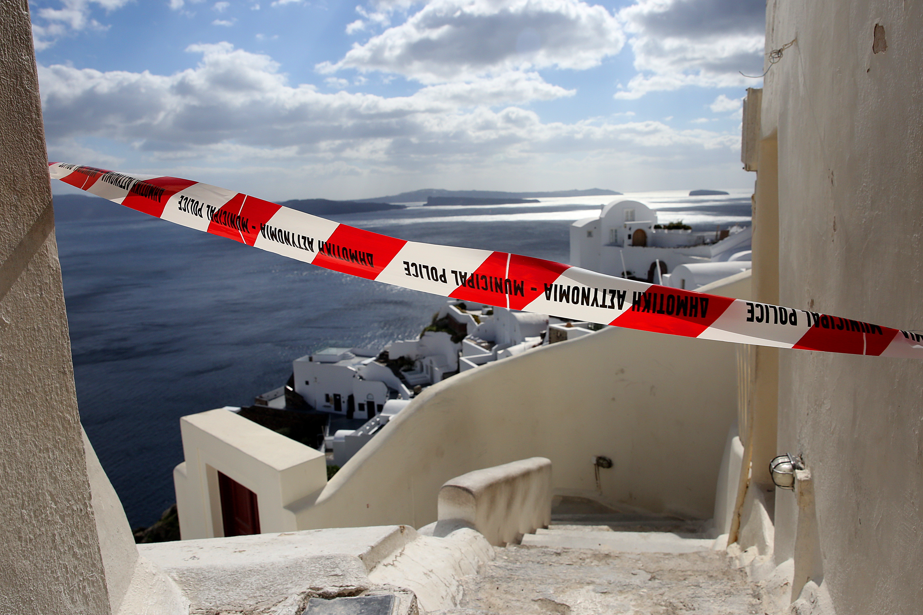 Vários sismos continuam a atingir a ilha grega de Santorini