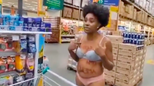 Mulher despe-se em supermercado após ser seguida pelo segurança. Saiba porquê (veja o vídeo)