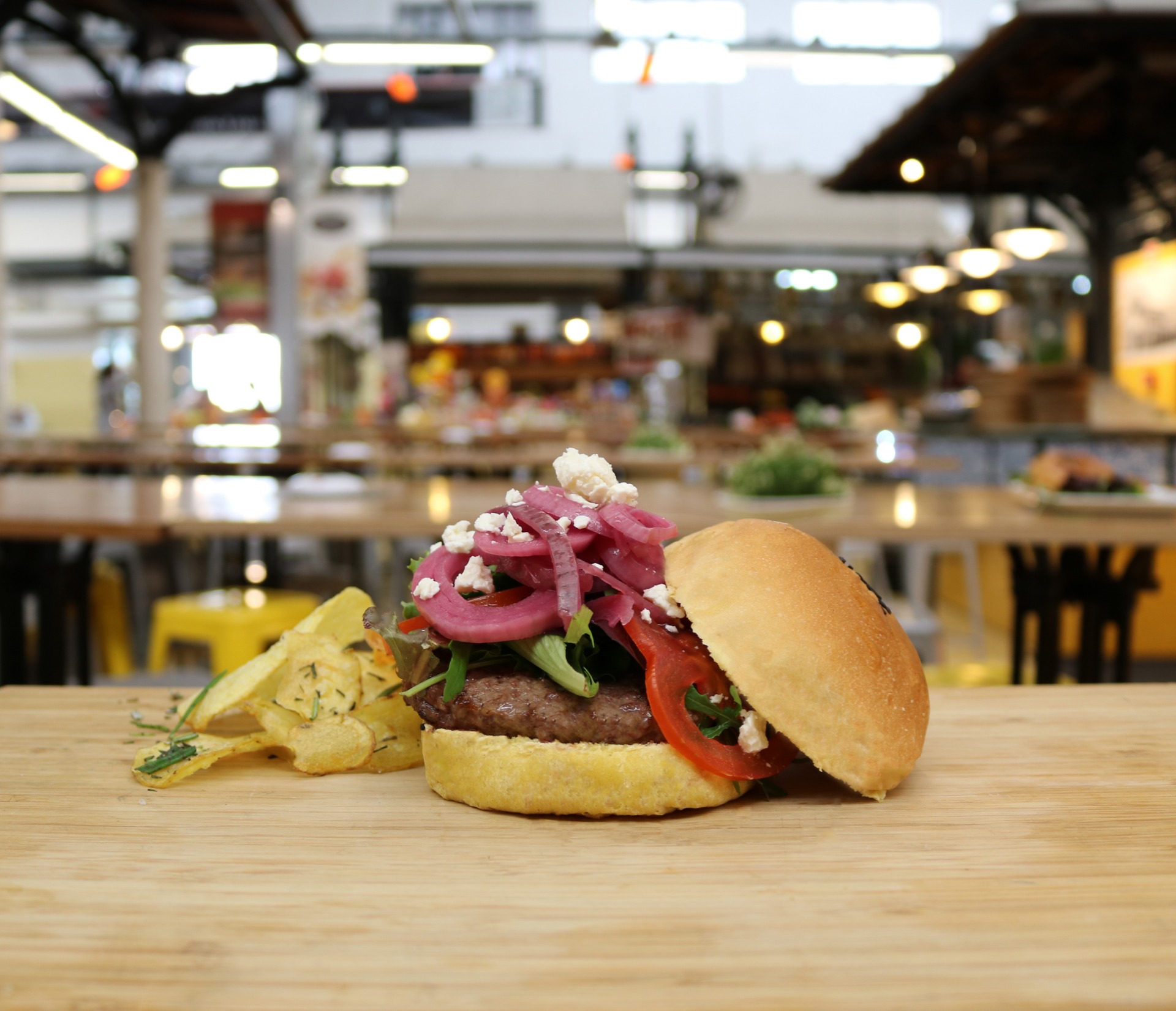 Abriu uma nova hamburgueria em Campo de Ourique — e os pratos são uma homenagem aos funcionários do mercado