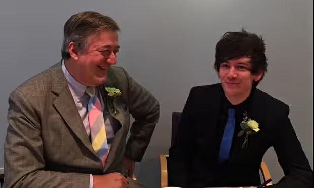 Stephen Fry é casado com homem 30 anos mais novo. Não apareciam juntos desde 2019