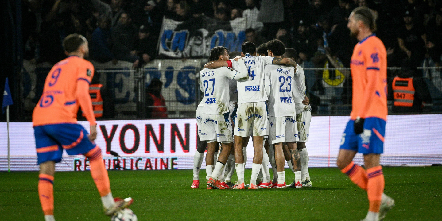 Marselha vacila em Auxerre na perseguição ao líder destacado Paris Saint-Germain