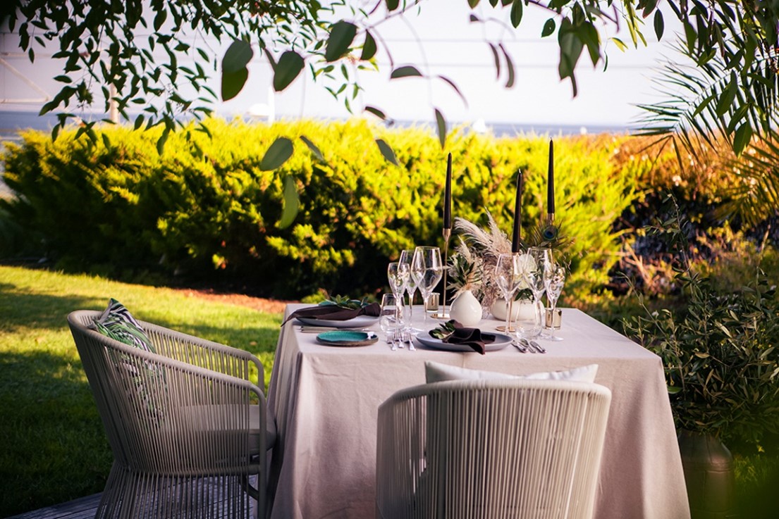 Uma quinta-feira com gosto de sexta neste jantar à beira piscina e vista para a baía de Cascais