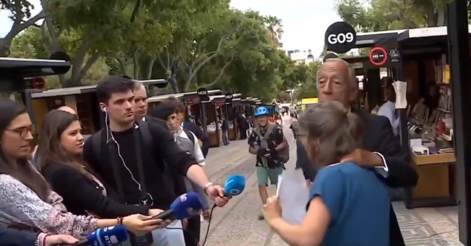 “Não me agarre o pescoço”. Marcelo Rebelo de Sousa acusado de agredir mulher na Feira do Livro de Lisboa (vídeo)