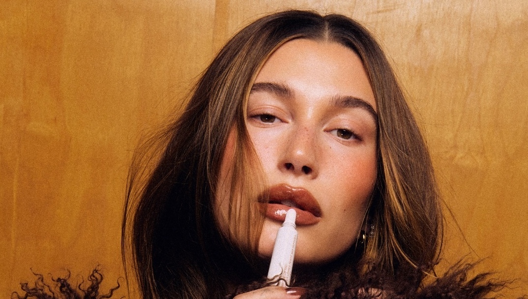 O novo bálsamo de Hailey Bieber está a fazer furor. Temos 6 alternativas para replicar o efeito brilhante