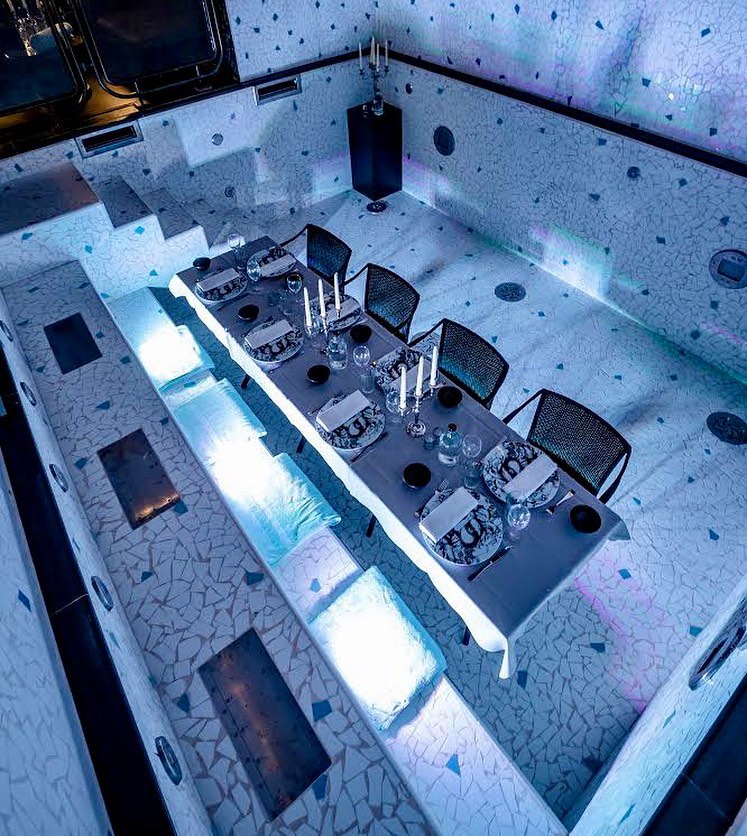 Les Bains. Neste hotel o jantar é dentro da piscina e até na discoteca