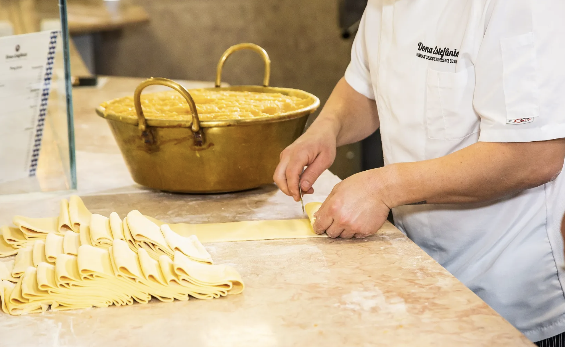 Começa a babar só de pensar em folar com recheio de travesseiro de Sintra? Então corra para a Dona Estefânia