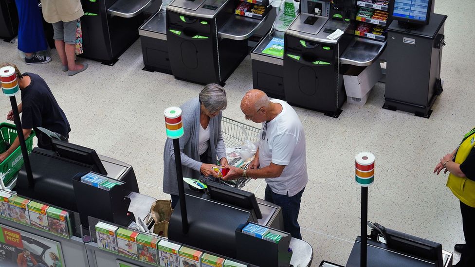 Polícia prende mulher que desde abril que ia às caixas rápidas de supermercado e não registava todos os artigos