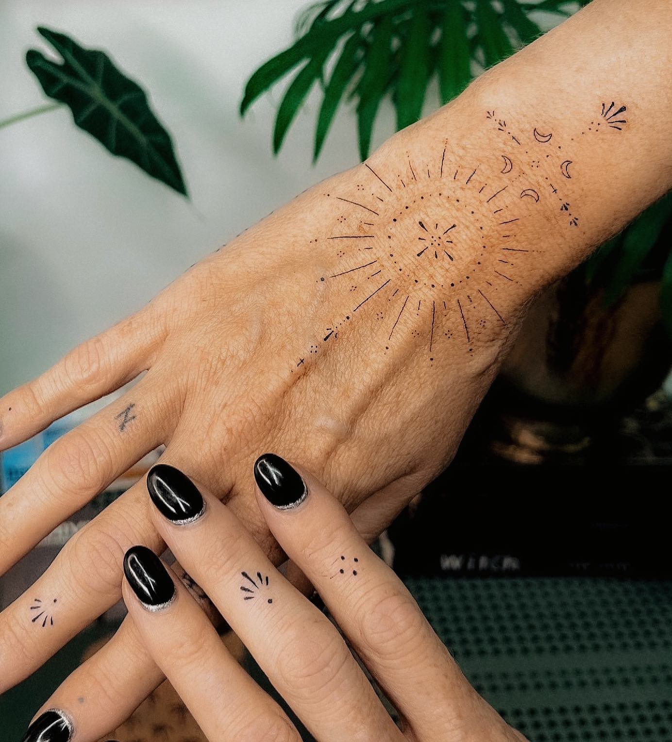 Inspire-se em tatuagens feitas nos dedos e mãos