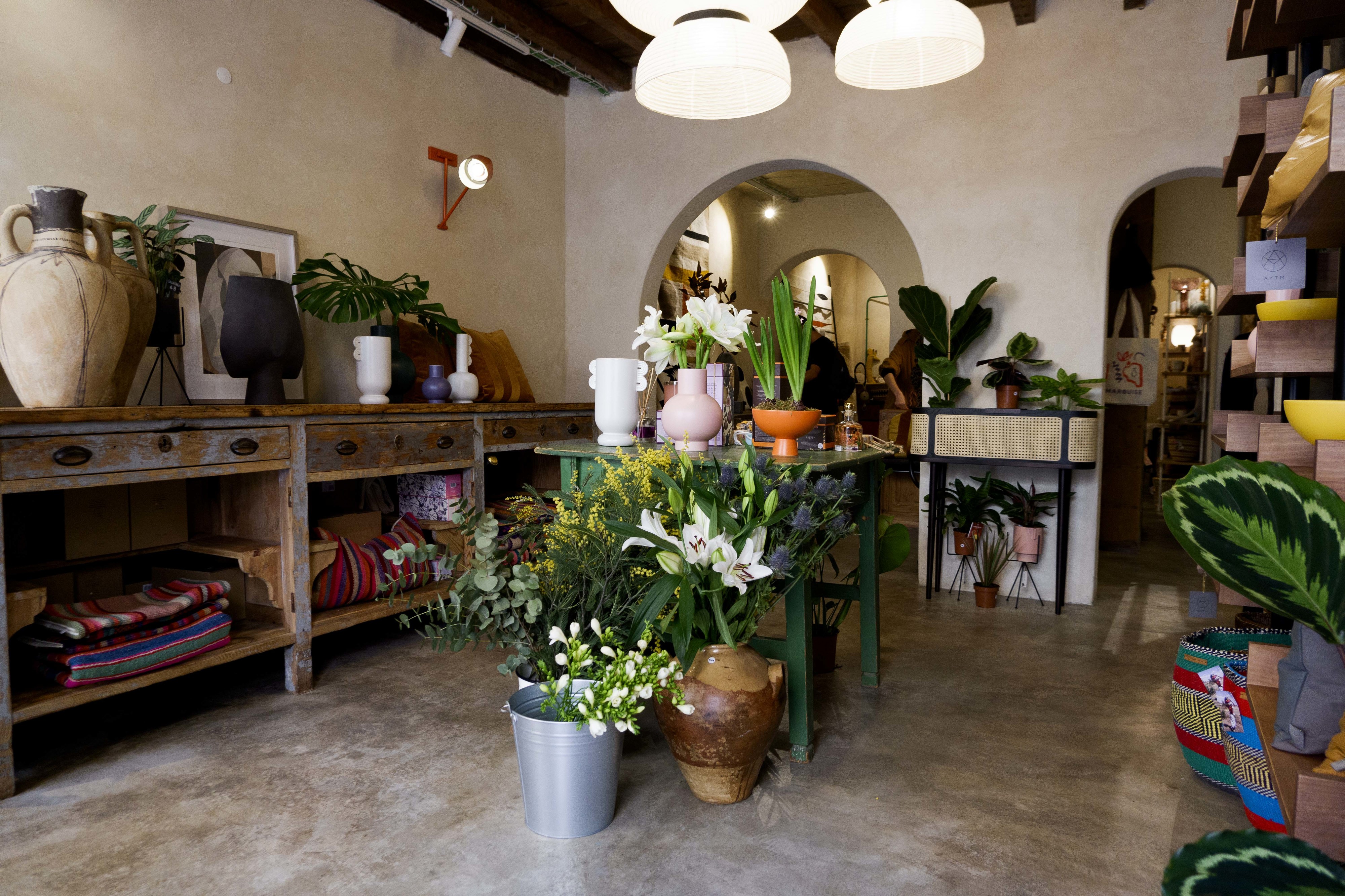 Nesta Marquise há móveis sustentáveis, um terraço com plantas e pão do Isco