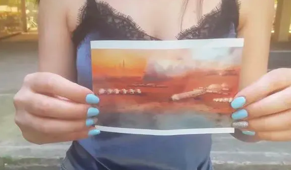 Mulher jura que veio do ano 3812, mostra uma foto que trouxe do futuro e conta como é a vida em Marte