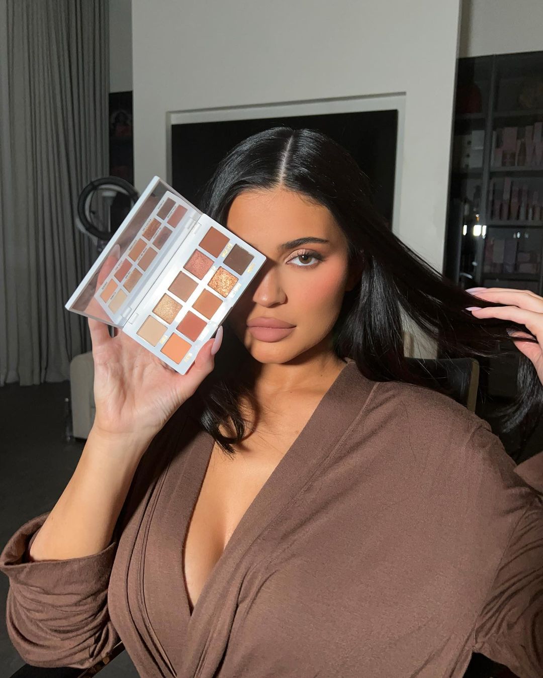 A nova paleta de sombras de Kylie Jenner já chegou a Portugal (e destaca o seu bronzeado)