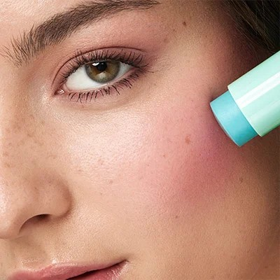 Este novo blush azul em bastão está viral no TikTok. Saiba quanto custa a novidade da Kiko Milano