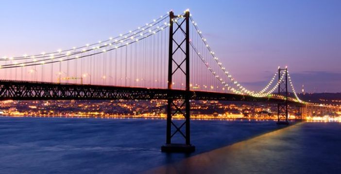 Príncipe Filipe bate em carro que transporta bebé. Polícia pede às vítimas “discrição”