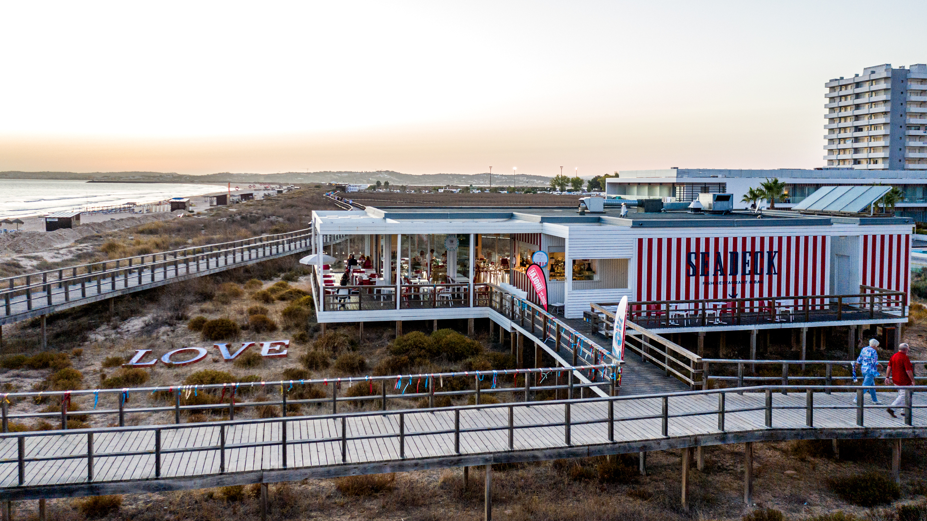 Bar aberto, concertos ao vivo e cocktails especiais. Saiba quando é que pode aproveitar esta festa algarvia