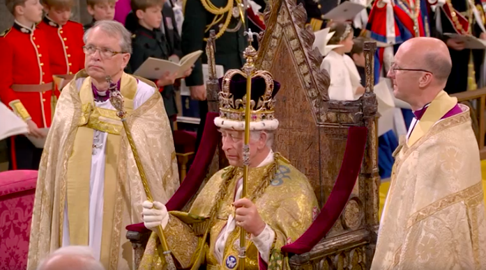 Isabel II foi coroada há 70 anos. As enormes diferenças e curiosidades da coroação do rei Carlos III