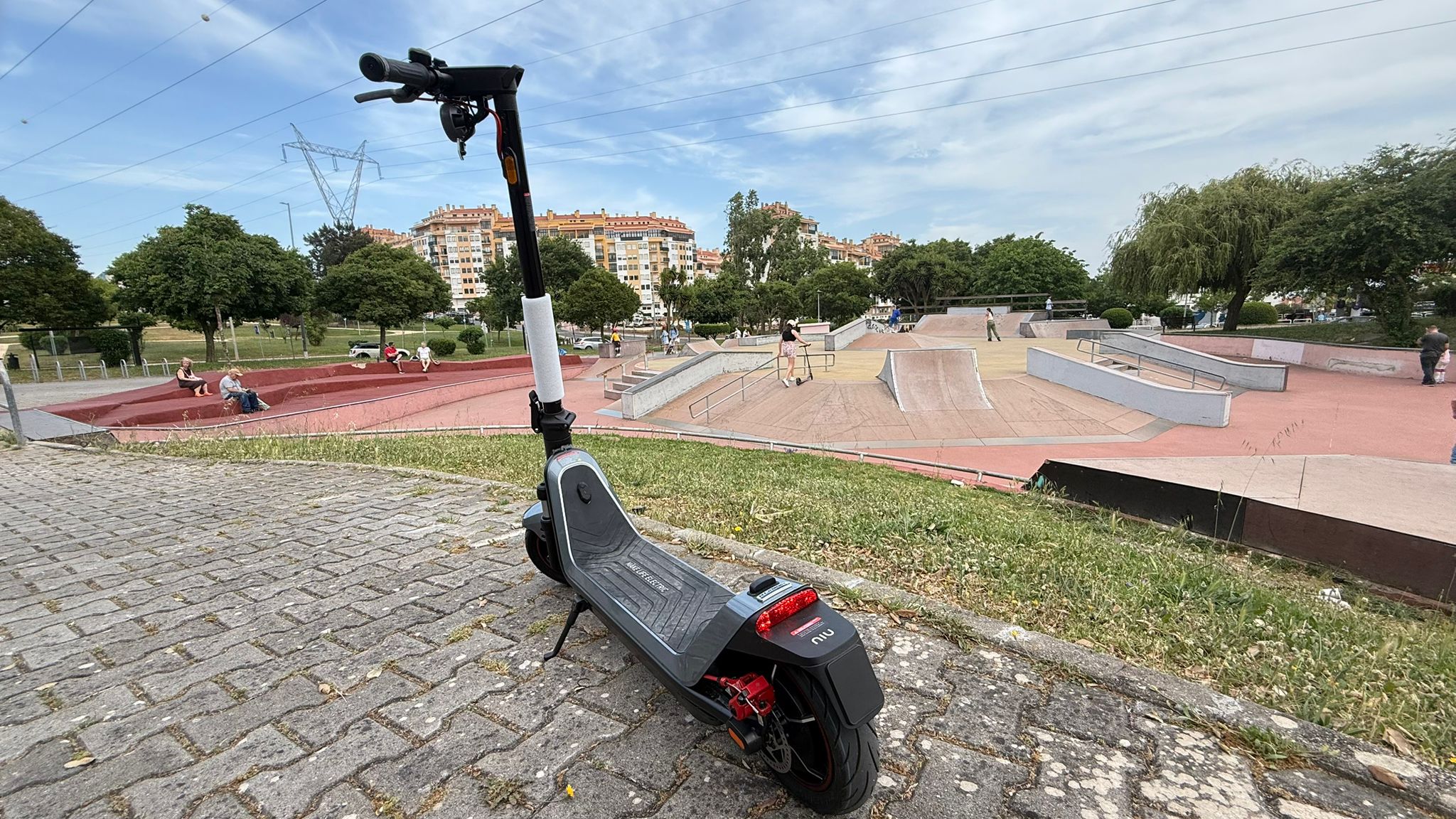 Trotinete NIU KQi 300x é rápida e confortável para usar na “última milha” mas pesada de levantar