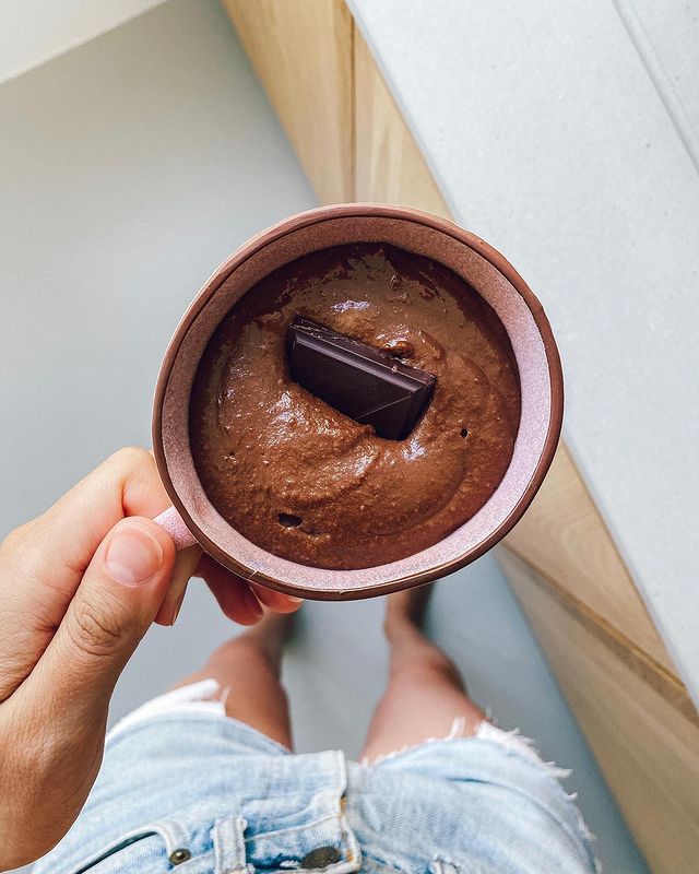 Uma caneca, 5 ingredientes e um minuto é o que basta para fazer este bolo de chocolate