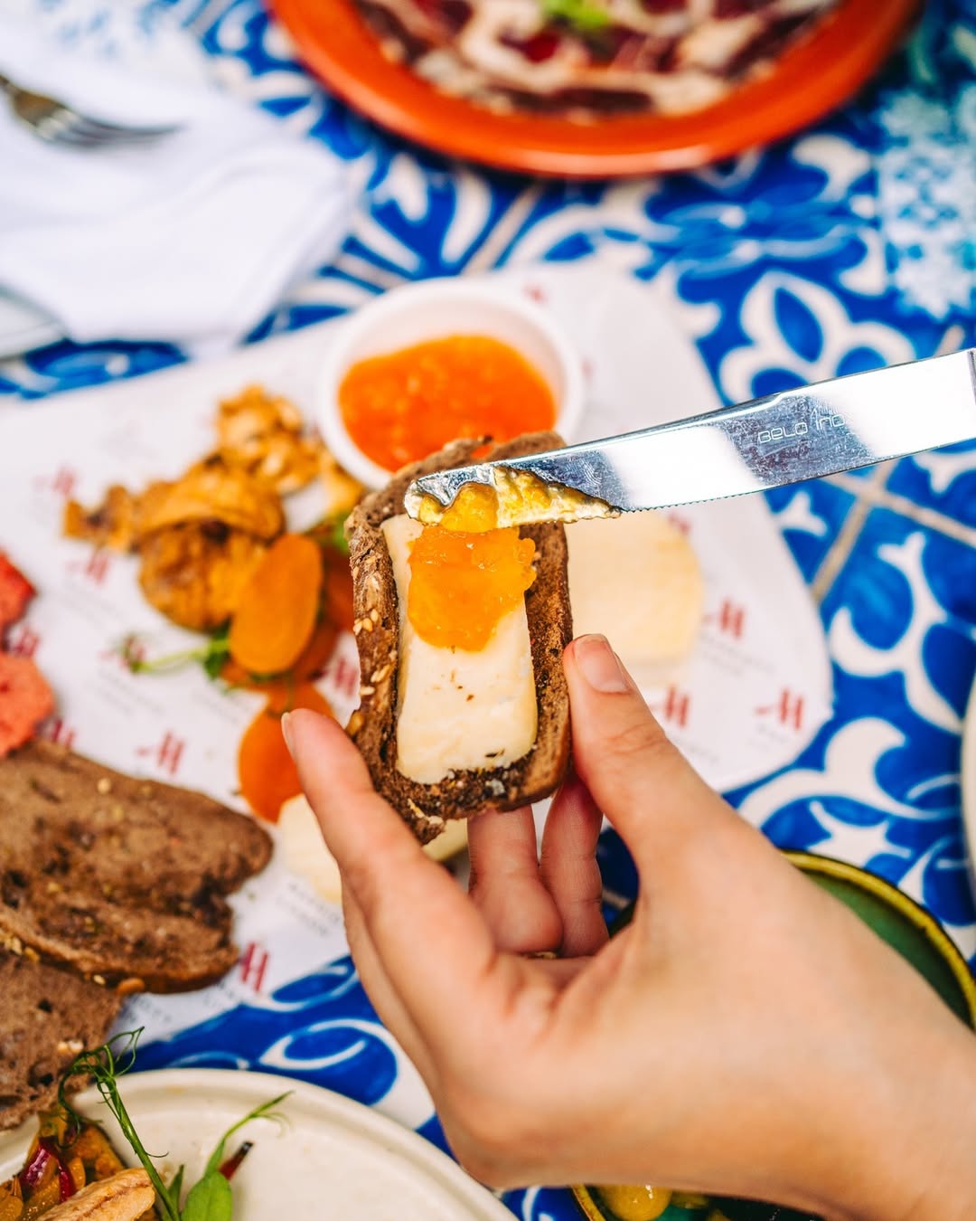 Este bar no coração de Lisboa vai ter saxofone ao vivo todas as semanas (entre petiscos e pratos tradicionais)