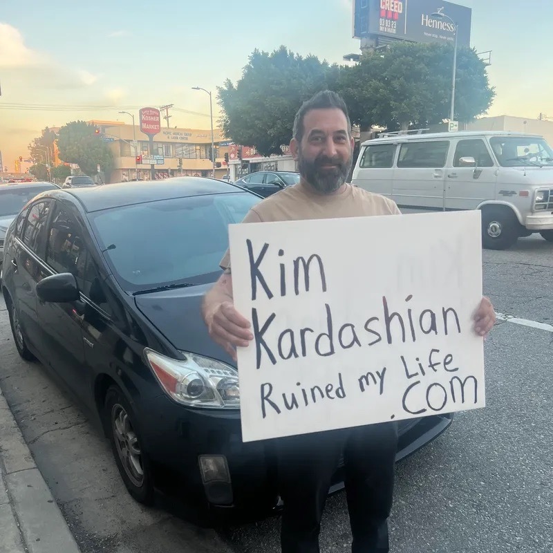 Este homem diz que Kim Kardashian lhe arruinou a vida. E tem tudo a ver com emojis