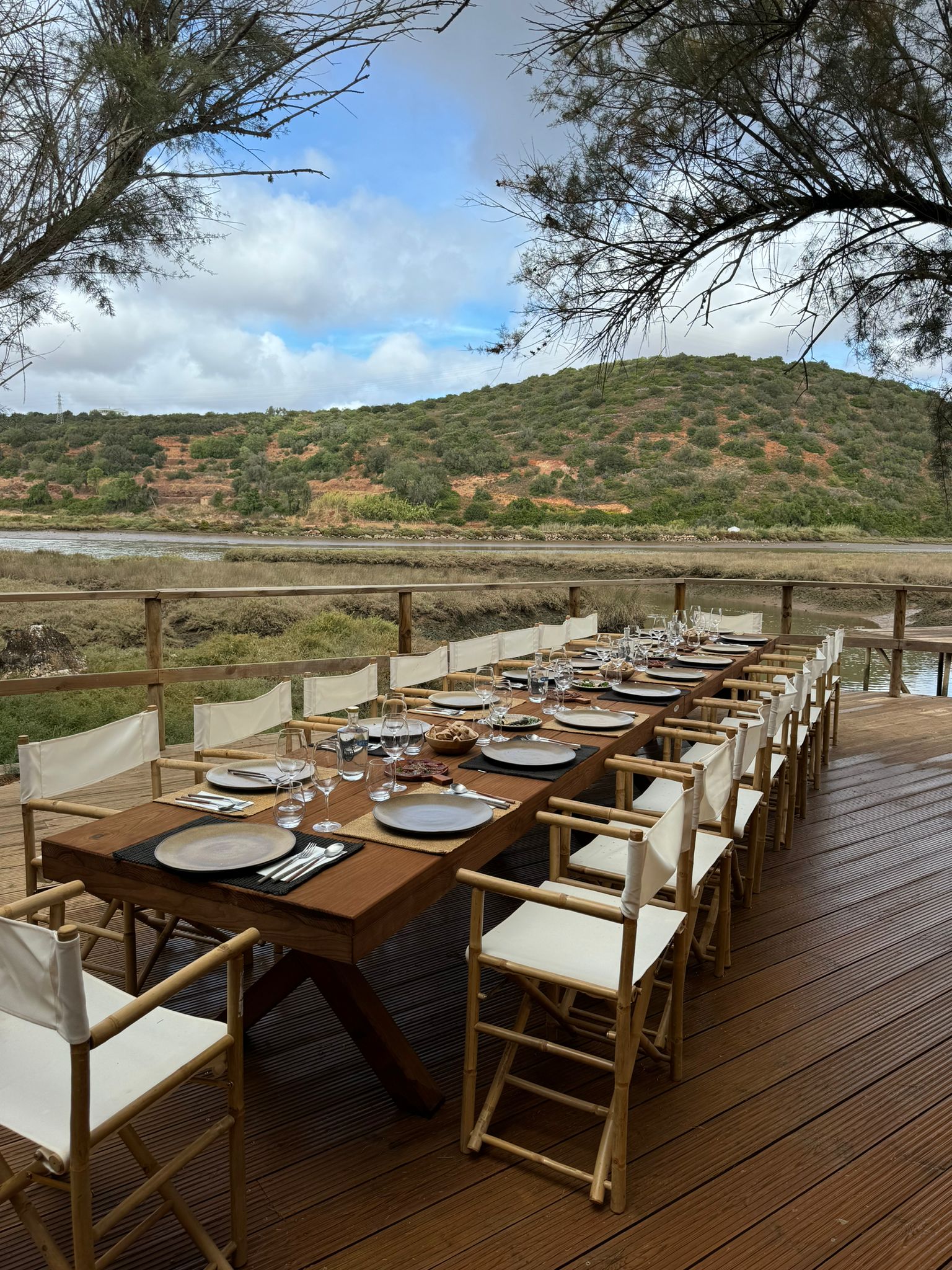 Estes almoços à beira-rio têm boa comida, ainda melhores vinhos e uma vista instagramável